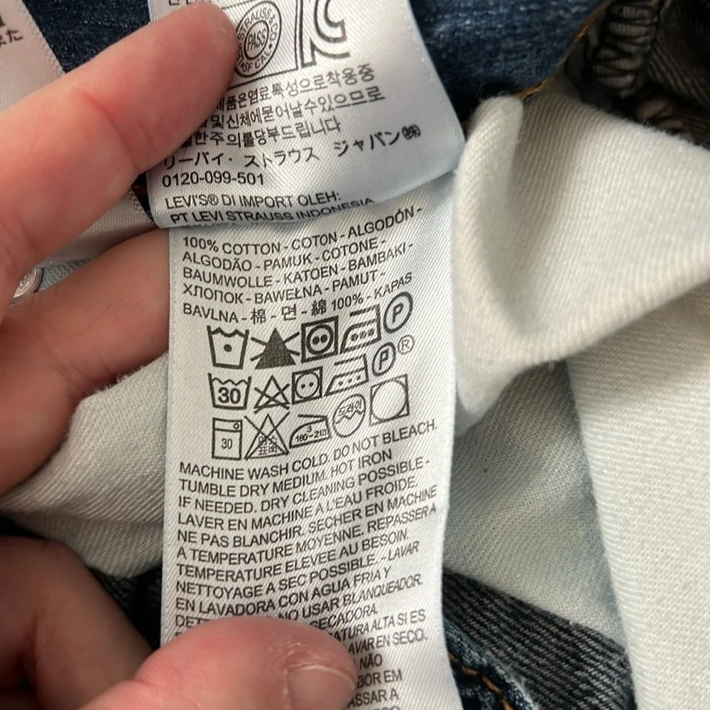 Levis size 38